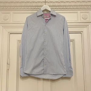 ETON skjorta ljusblå, storlek 38 - Eton skjorta storlek 38 i mycket fint skick. Jag har flera olika varianter till salu. Nypris: 2000 kr. Köpet är slutgiltigt.