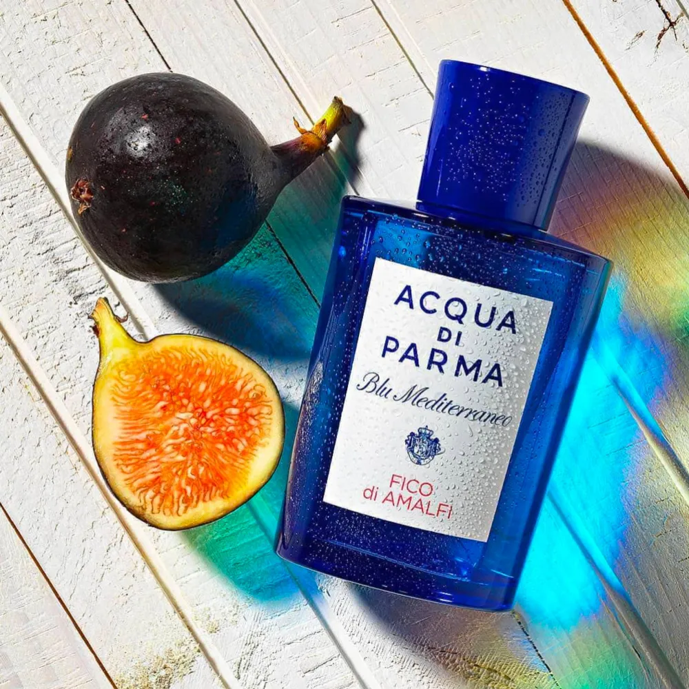 Säljer en fräsch och somrig parfym från Acqua di Parma, Blu Mediterraneo-serien. Flaskan är i en klarblå färg med en stilren design och har en praktisk storlek som är perfekt för resor. Doften Fico di Amalfi ger en härlig känsla av fikon och citrus, perfekt för soliga dagar. Passa på att köpa denna lyxiga doft! Det är ungefär 70 ml kvar . Parfym.