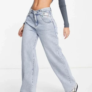 Jeans - Jättefina asymmetriska jeans, knappt använda!💕