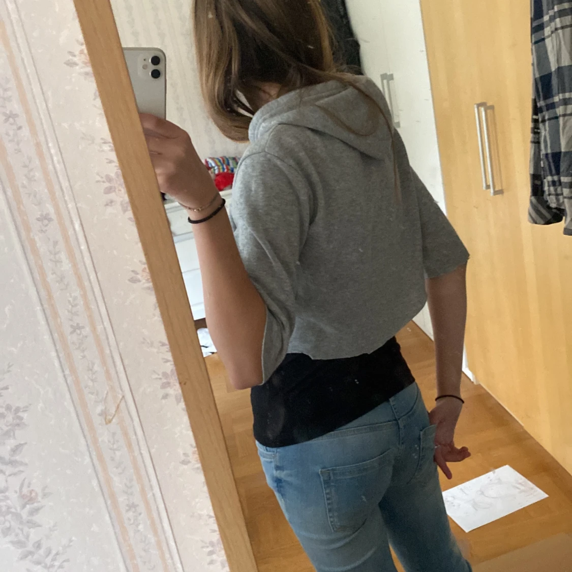 Grå croppad hoodie - 2