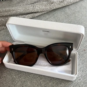 Chimisolglasögon  - Bruna Chimi solglasögon i nummer 07  Nypris: 1350kr  