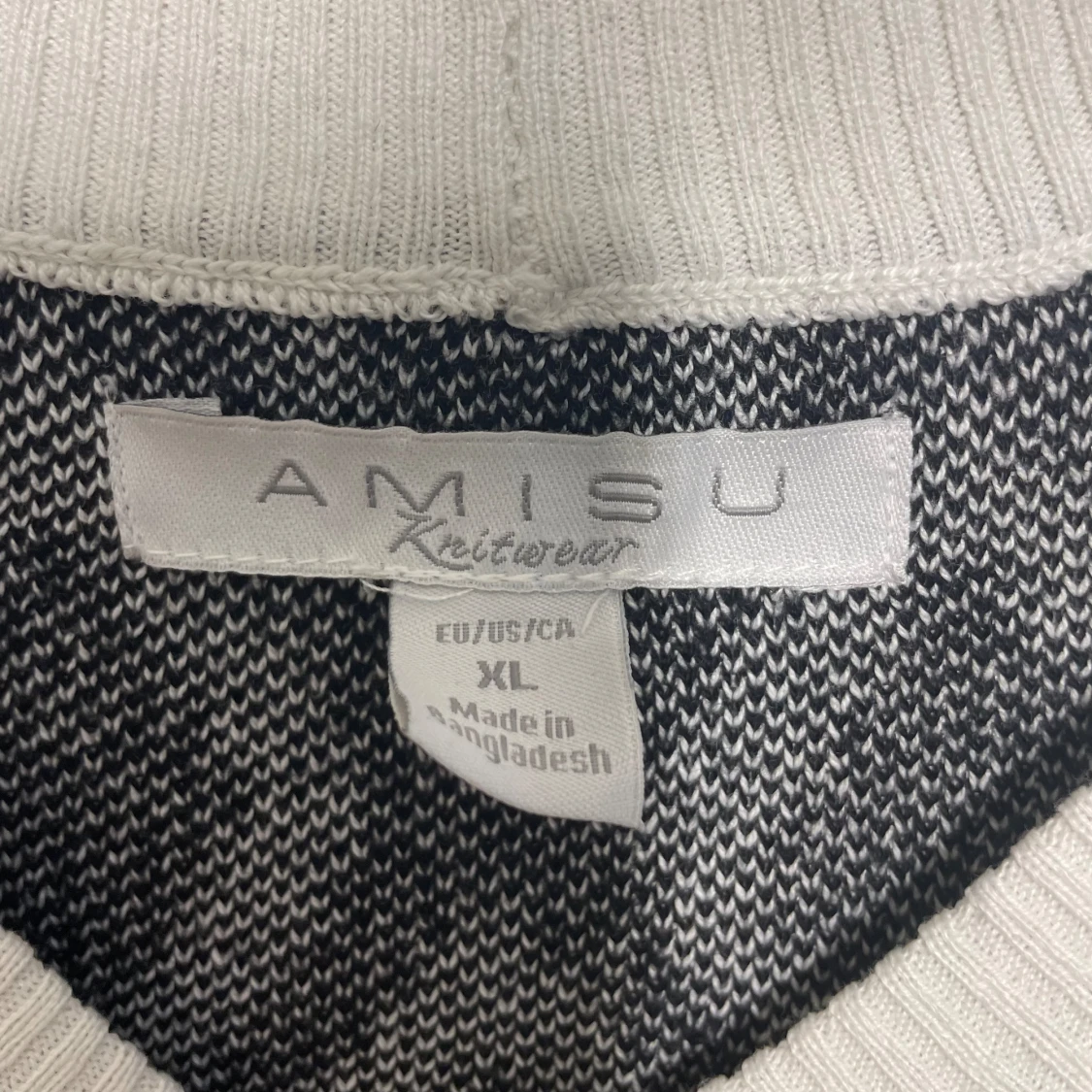 Svartvit mönstrad tröja från Amisu - 90