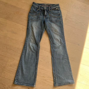 snygga jeans - snygga midwaist jeans
