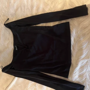 Fin tröja  - Tröja från Gina tricot, off shoulder med ett v vid brösten. Pris går att diskutera. 