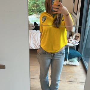 Brazil fotbolls tröja neymar junior - Brasiliansk fotbollströja som jag köpte utomlands i storlek xl men skulle säga att de är mer L/M pris kan diskuteras ❣️lägsta jag kan gå är 50kr