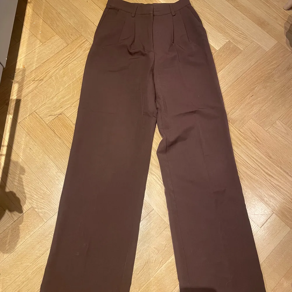 Mörkbruna kostymbyxor från BikBok i storlek 36. Använda och lite noppriga upptill (se bild 2). Mycket bra passform och normal i storleken <3. Jeans & Byxor.