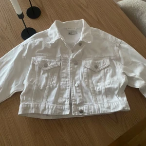 Jeansjacka - Jeansjacka i lite kortare modell, fint skick🩷