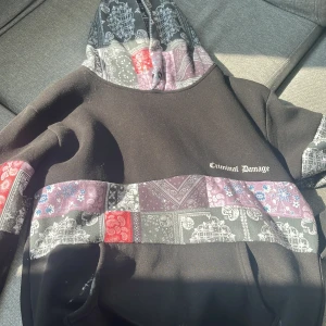 Hoodie  - Ganska fin hoodie den är Storlek S så sitter lite mer tight på en, vill spara den men sitter ba för tight på mig så helt enkelt inte bekväm för mig