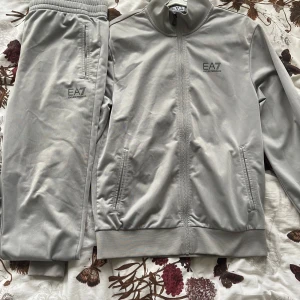 EA7 Dress - Använd i någon månad och de är jättebra skick inga skador den är precis som ny