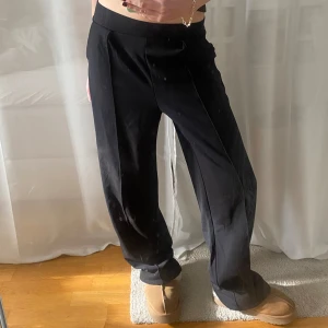 Svarta kostymbyxor  - Oversized kostymbyxor som är väldigt töjbara i midjan, storlek S 🩵