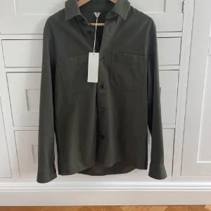 Overshirt  - Helt ny arket Overshirt i storlek 46/S, köpt för 899kr som ni ser medföljer tags! Jackan sitter riktigt fett på! Skick 10/10. Mvh Noel 