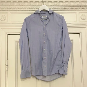 ETON skjorta ljusblå, storlek 38 - Eton skjorta storlek 38 i bra skick. Jag har flera olika varianter till salu. Nypris: 2000 kr. Köpet är slutgiltigt.