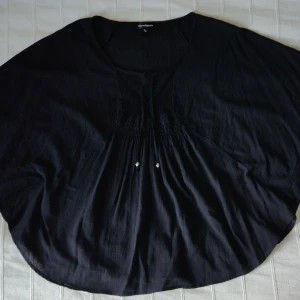 Svart blus/poncho  - Svart blus. Storlek S/M. 100% bomull. Bara anväbd ett par gånger. 