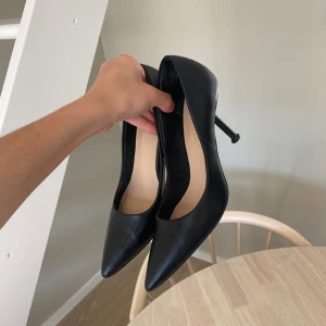 Svarta pumps  - Svarta pumps från ONLY i storlek 38, sparsamt använda och fint skick! Klackhöjd 8 cm💗 