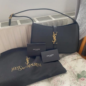YSL handväska - Skitsnygg ysl handväska som aldrig är använd! Är inte 100% säker på att den är äkta, fick den av min morbror och har ej kvitto, men den är enligt morbror beställd från YSL hemsida i Italien  (han bor där). Pris går alltid att diskutera! 🫶🏻🫶🏻