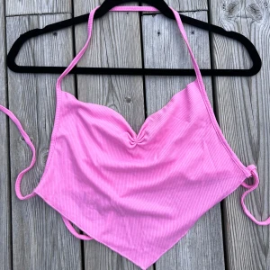 Rosa topp med snörning - En rosa liten topp med snöre runt nacken och knytning runt midjan - ingen baksida! Gullig topp inför sommaren, utlandsresan eller utekvällen 💞  (ALDRIG ANVÄND)  Längd: 42 cm Byst: 95 cm