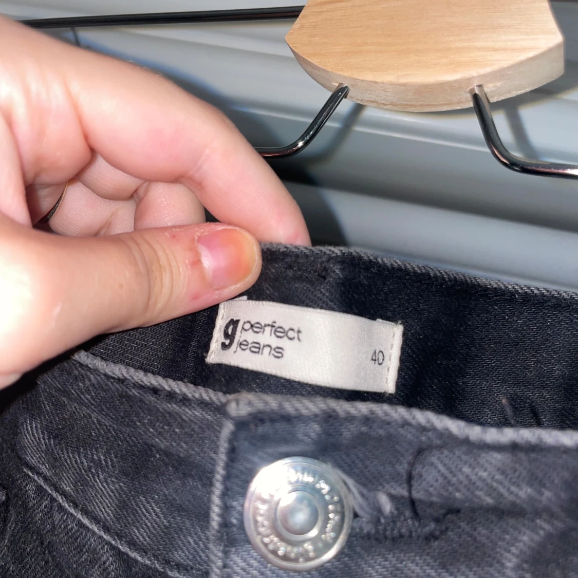 Svarta jeans med slit -Gina tricot  - 92