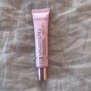 Highliter  - Säljer denna jätte fina och snygga highlitern, knappt använd bra skick och jätte fin färg!😘  I färg soft rosé och är verkligen jätte fin!😍 Säljer för 12kr!🥰 Kontakta om ni är intresserade!💕😘