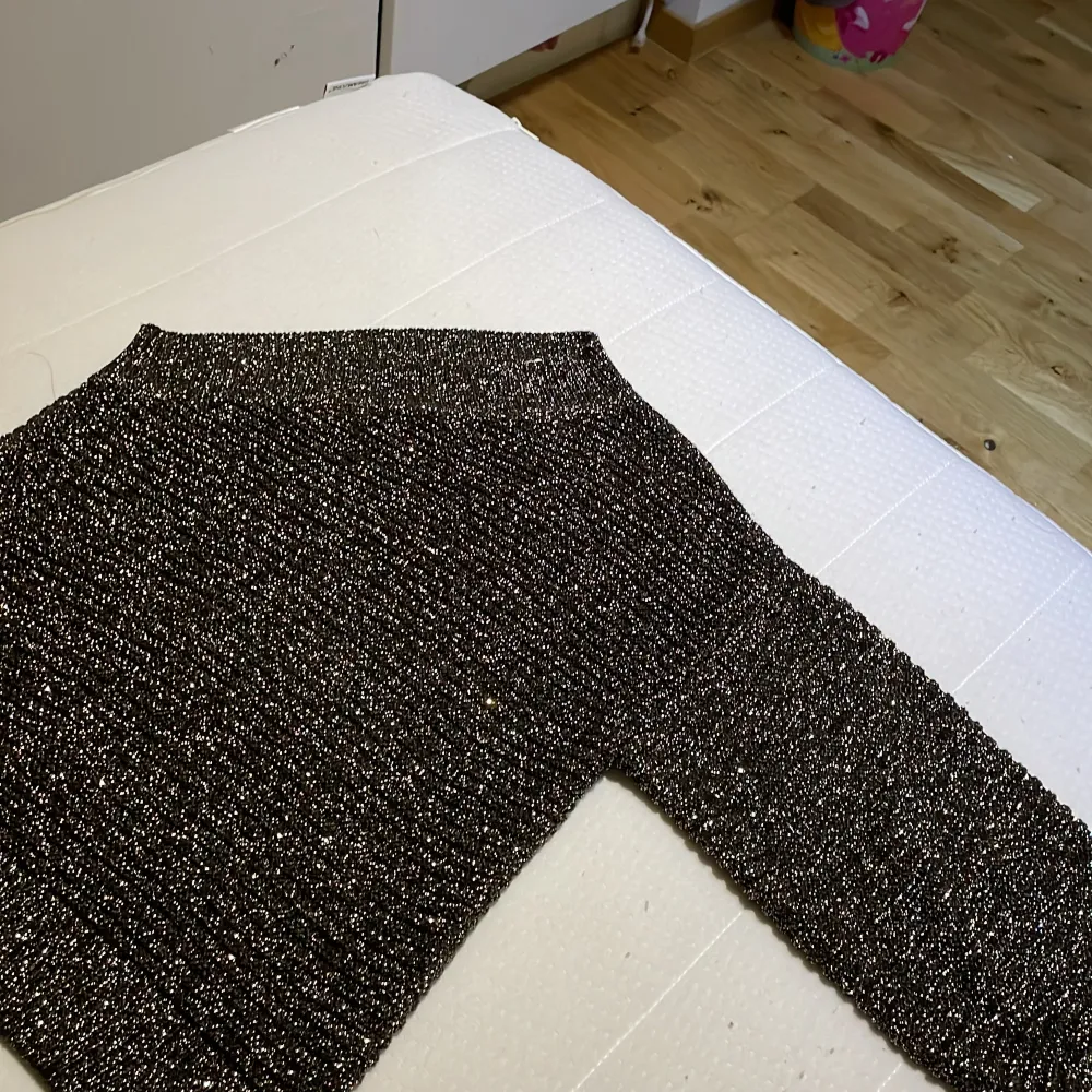 Armlös tröja bra skick inga skador bra material.. Puserot.
