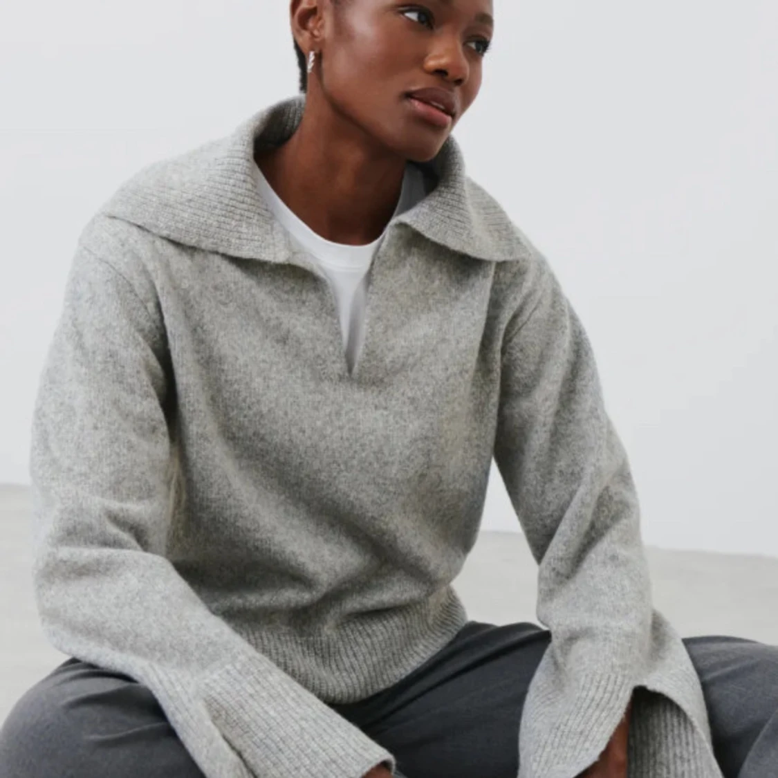 Grå stickad tröja med krage