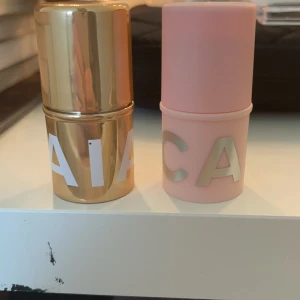 Caia stick  - Säljer mina Caia stick  Highliter stick Chanpange  Blush stick Cotton candy   Säljer båda för 100  1 för 50