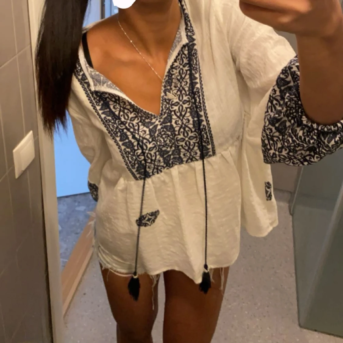 Vit och blå blus med broderier