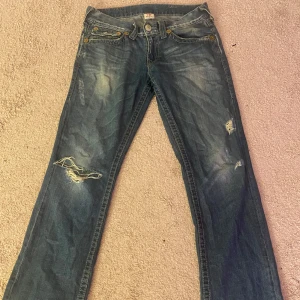 Trueys - Fina trueys i modellen ricky big t som jag inte använder längre, bra skick förutom lite slitna längst ner vid benen. Köpte dom för 900