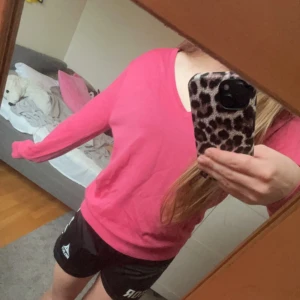 rosa tröja från uniqlo  - En långärmad rosa tröja i storlek S från uniqlo som aldrig kommit till användning💕inga defekter och har ett super skönt material 