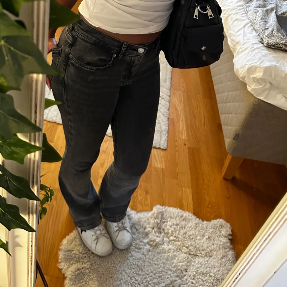 Jeans från gina tricot! Säljer pga för små i storleken. Nypris 500kr, säljer för 300kr!   Storleken är 32 men skulle säga att dom är 33 i midjan! Längden är perfekt för mig som är 165! . Jeans & Byxor.