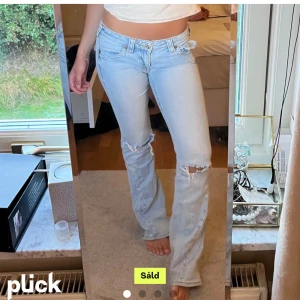 truereligion jeans - säljer dessa snygga lågmidjade truereligon jeans! köpta på plick men de passa tyvärr inte. Finns slitningar längst nere vid benen men annars ny skick. midjemått 37 rakt över,  innerben 80! ❤️går nt ner i pris då jag vill ha tillbaka mina pengar