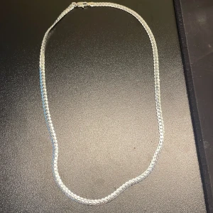 Silver kedja - En vacker silver kedja med äkta 925 silver säljes nu. Den är 6mm och 60cm. Denna säljes även då min lillebror köpte fel storlekar. Pris kan diskuteras och om man köper med den andra kedjan kostar det 1500