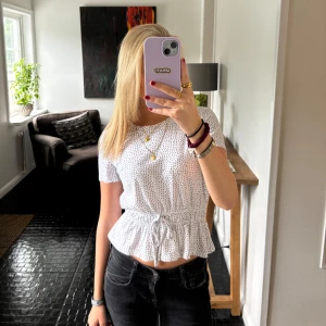 Prickig topp med snörning - Prickig slutaåld t-shirt från zara med midjemarkering! Pris kan diskuteras