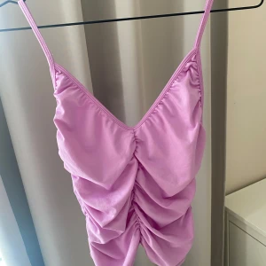 Topp - Lila linne från Weekday 