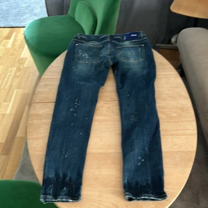 Zara jeans  - Säljer att par zara jeans som inte går och få tag på mer storleken är 44 och ben längden är 76 cm skriv om minsta rumderingerna priset är Inte spikat i sten. 