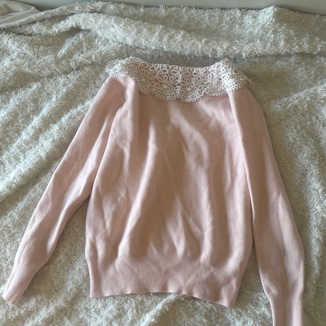 Rosa tröja med vit krage - 90