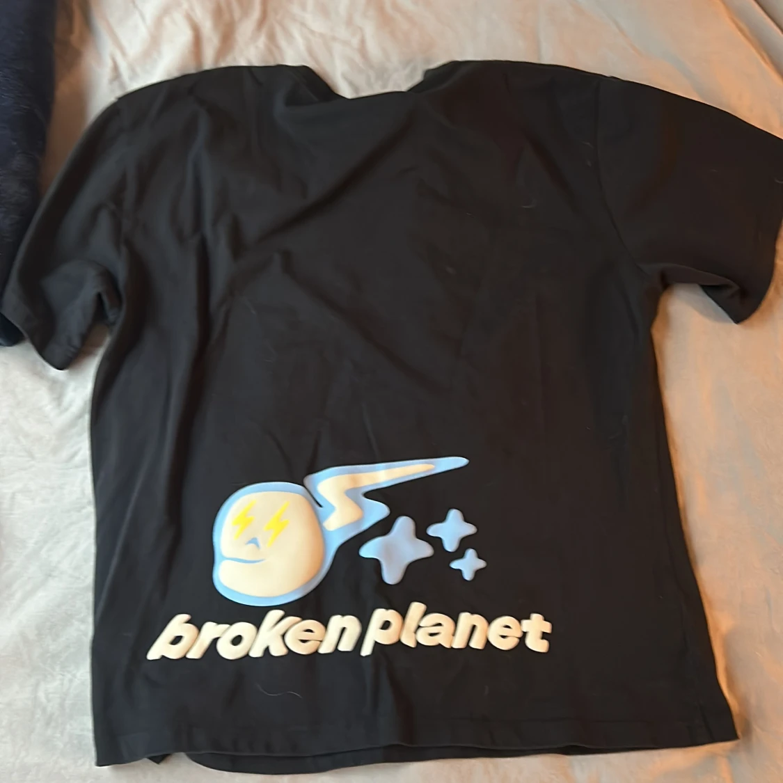 2 Broken planet tshirts - 90