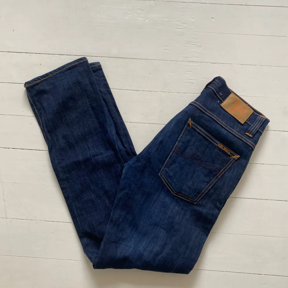 Säljer dessa feta nudie jeans! Storlek: W31 L32. Väldigt fint skick. Hör av dig vid minsta fråga!✌️ Kan gå ner vid snabb affär! . Jeans & Byxor.