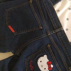Hello kitty jeans - Äkta hello kitty jeans från Sanario. Finns nog ej att hitta på marknaden och dem är äkta där av priset.