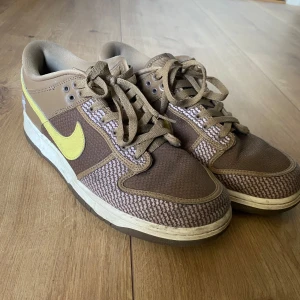 Undefeated X Nike Dunks - 45 - Storlek 45. Sparsamt använda. Kommer med ursprunglig skollåda och gula snören. Pris kan diskuteras.