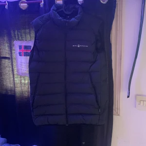 Sail racing väst - Hej säljer nu den här jättsnygga sail racing västen för endast 300kr nypris 1000kr och de är storleken s/m den passar folk runt 165 -180. om ni har några funderingar tveka inte på att höra av er