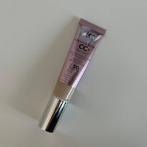 CC+ Cream Illumination från IT Cosmetics - Säljer en CC+ Cream Illumination från IT Cosmetics i färgen Fair. Den har en ljusreflekterande formula som ger en strålande finish och jämnar ut hudtonen. Innehåller SPF 50. Testad 1 gång. Nypris 550 kr