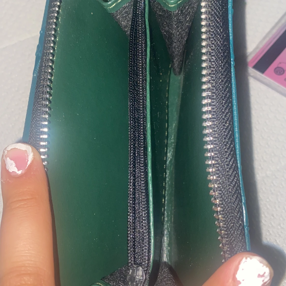 Grön plånbok med präglat mönster - 93