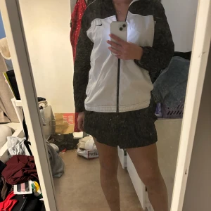 Retro Nike jacka - 152-158cm storlek L men det är liten i storlek skulle snarare säga S i vuxen storlek. Den är i bra skick, trots ålder. Skulle säga att den är från 2000-talet 