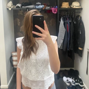 Topp - Säljer denna superfina toppen från Only för att den har blivit för liten för mig. Den är i jättebra skick och passar till alla olika sammanhang!💕 (Pris kan diskuteras)