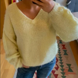 Stickad gul tröja - Säljer denna så fina stickade gula tröjan som är helt perfekt till hösten!  Pris går att diskuteras!