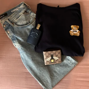 Moschino Kashmir hoodie - En riktig fin Moschino Kashmir hoodie. Skick 10/10 använd 2-3 gånger. Köpt på wallenbergs i Luleå för 5699kr.