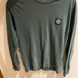 Stone Island långärmad T-shirt  - Snygg långärmad T-shirt från stone Island  Se bilder för skick Hund finns i hemmet Inga returer