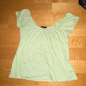 Somrig grön topp - En jättegullig topp från märket ”jsfn”. Jag säljer den då den är för stor för mig😔 Den är storlek 38/40, alltså M/L. Den har några få små fläckar som knappt syns. Skriv för mer info!☺️