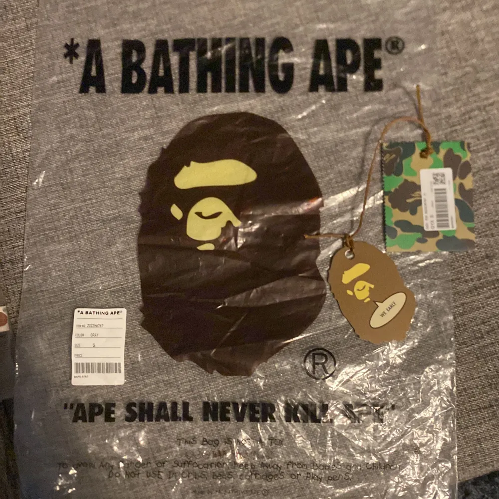 Hej, hoodien är inte äkta men ser exakt ut som äkta man får med en zip påse och lappen från bape med. Den är i bra skick men lite sönder med drag kedjan men det märker man inte av. Skriv om ni har frågor, pris går o diskutera. Hoodies.