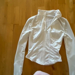 Vit tight träningströja  - Så fin och sitter tight och formar kroppen väl, inga defekter! Visst missfärgningar längst ner på handleden men ska kunna tvättas bort🌸